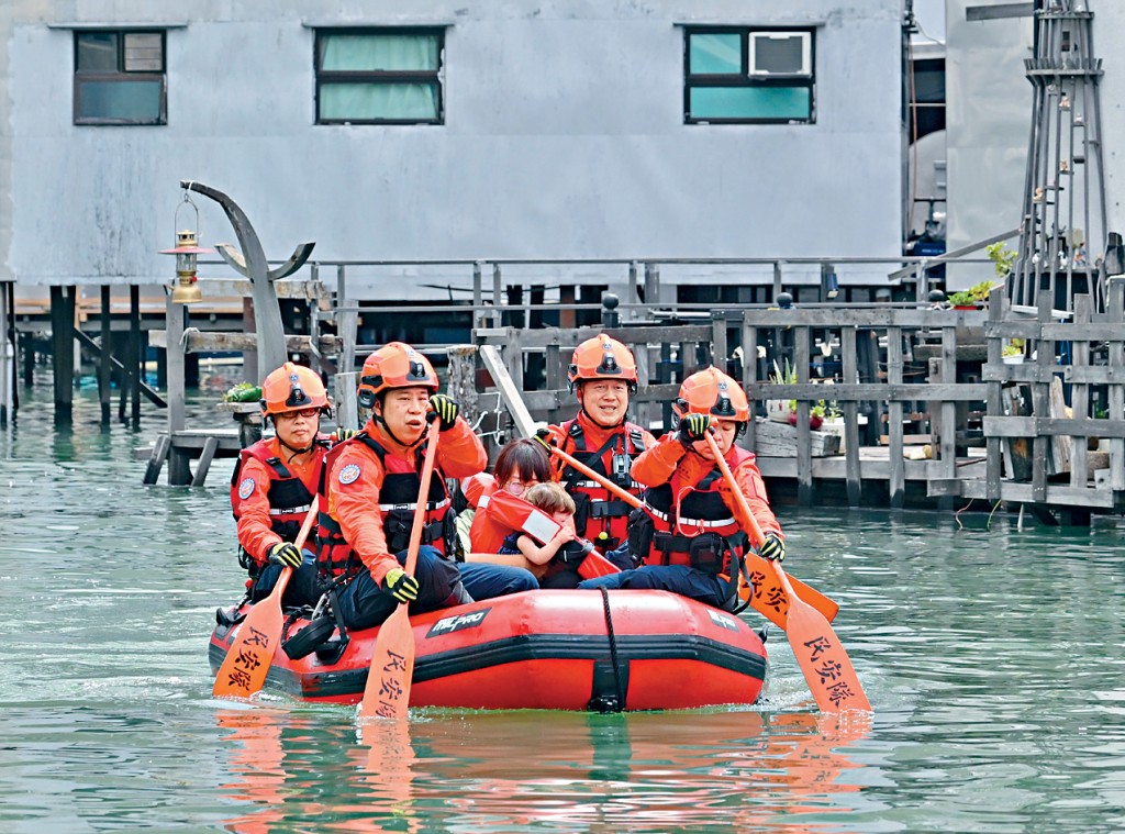 跨部門水浸模擬救援及疏散演練期間,民安隊人員以橡皮艇拯救模擬被困的居民。