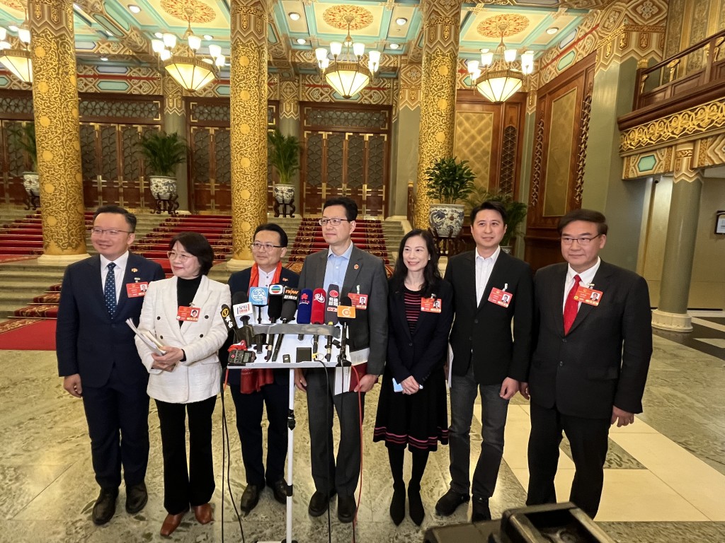 陳曼琪(右三)倡設立和完善特區主動申報憲法審查機制和通報,以加快本地法律去殖民化。 陳曼琪(右三)倡設立和完善特區主動申報憲法審查機制和通報,以加快本地法律去殖民化。