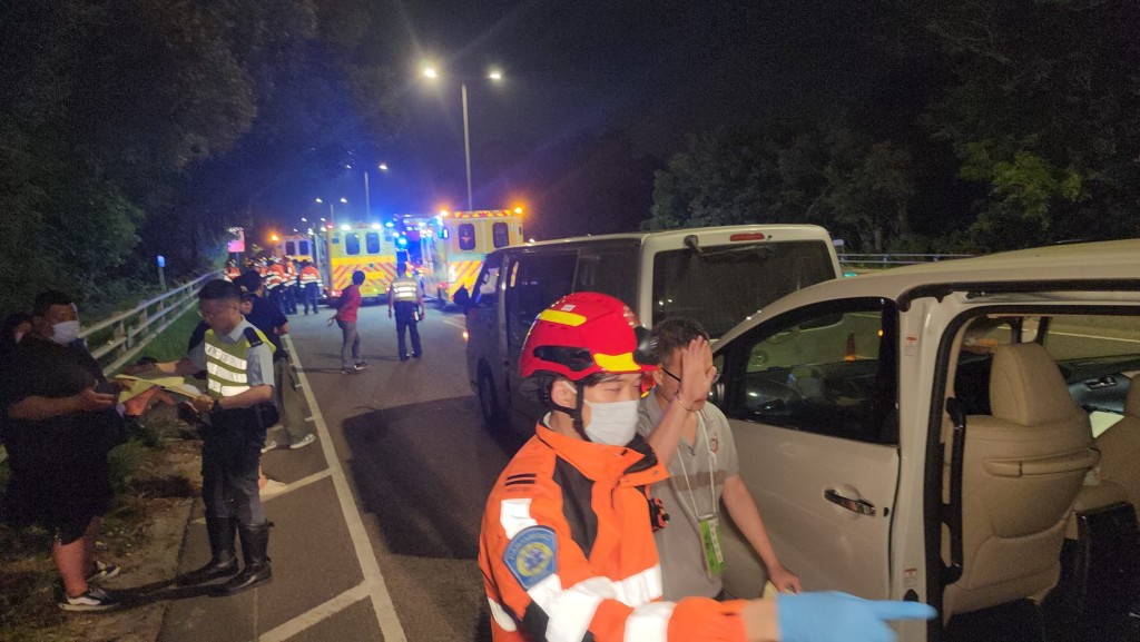 首宗車禍約45分鐘後，一輛專線小巴疑收掣不及，猛撞龍尾車群釀成5車「串燒」。黎志偉攝