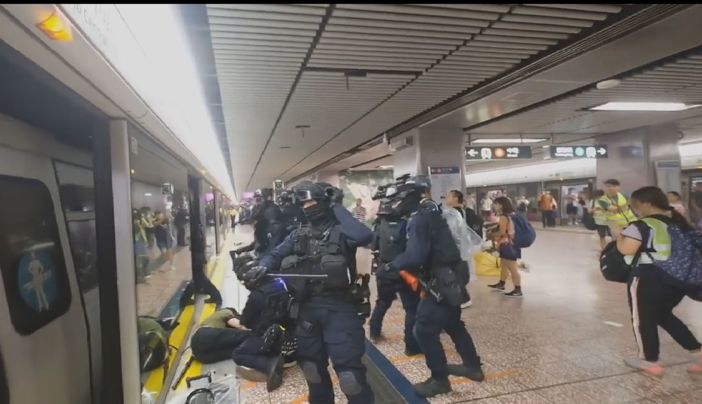 2019年8月31日，大批示威者在港鐵太子站破壞，被警方制服。資料圖片