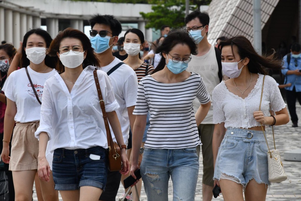 疫情以來市民已習慣戴口罩。資料圖片