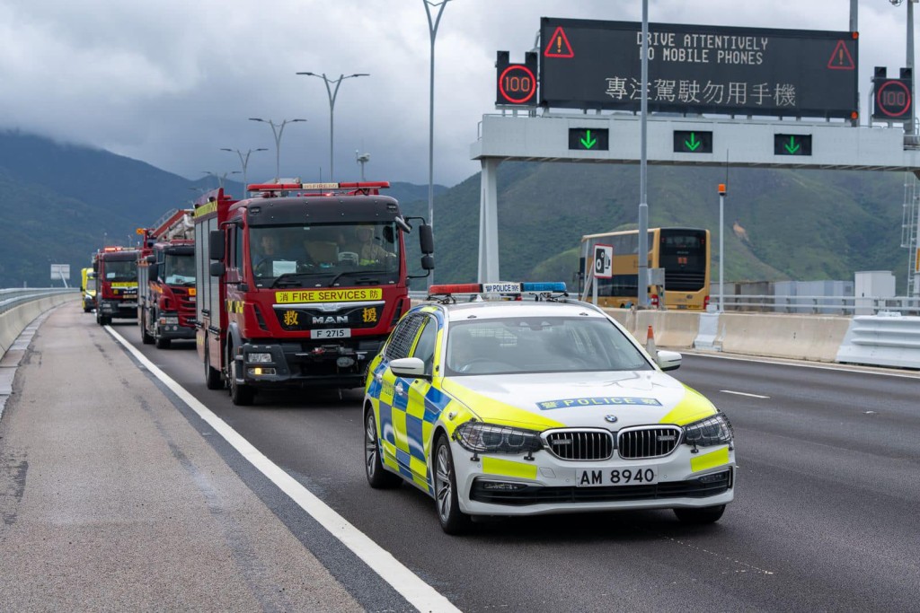 珠海市消防救援支队与香港消防处在港珠澳大桥进行联合跨境演练。