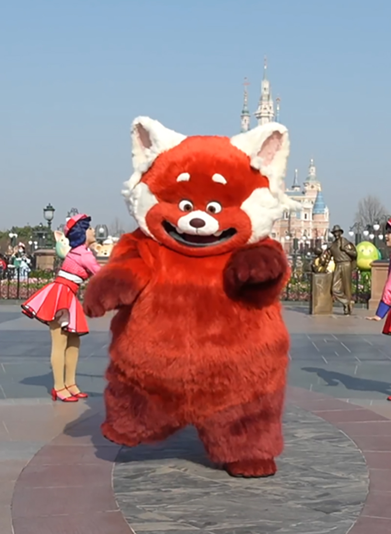 「小熊貓美美」與遊客見面。上海迪士尼影片截圖