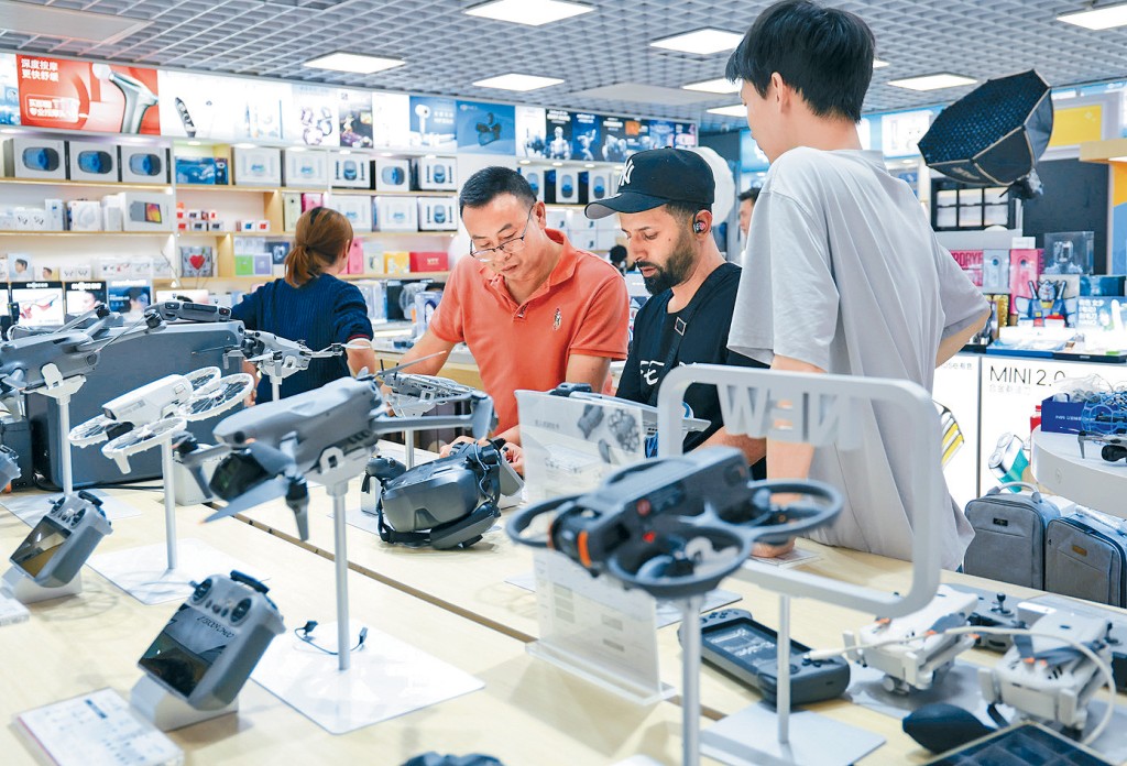 五一黃金周期間，顧客在深圳華強北選購無人機產品。