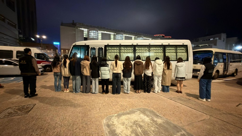 警聯同入境處油尖打擊黑工及掃黃 拘捕33人。警方圖片