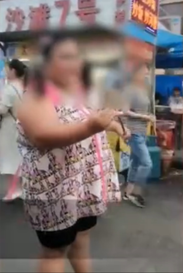 女子在看到陌生男子後，隨即主動上前摟腰索吻。網圖