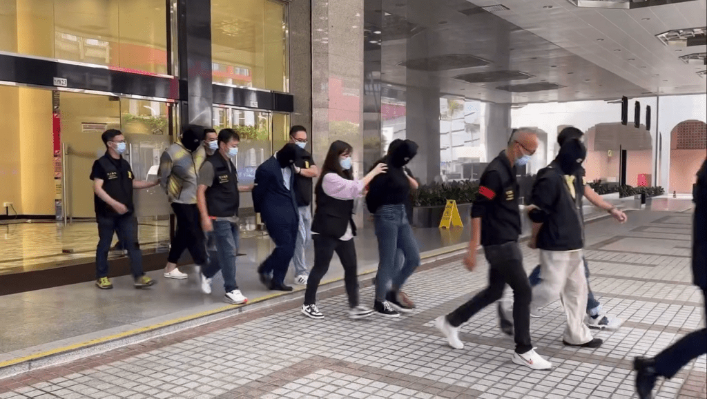 澳門司警周一(10月27日)拘捕涉案的3名香港男女和1名澳門男子。FB:司警教室 澳門司警周一(10月27日)拘捕涉案的3名香港男女和1名澳門男子。FB:司警教室