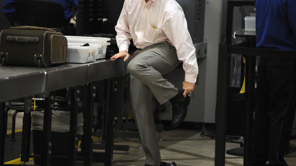 多年來旅客需在美國機場接受脫鞋安檢。 法新社