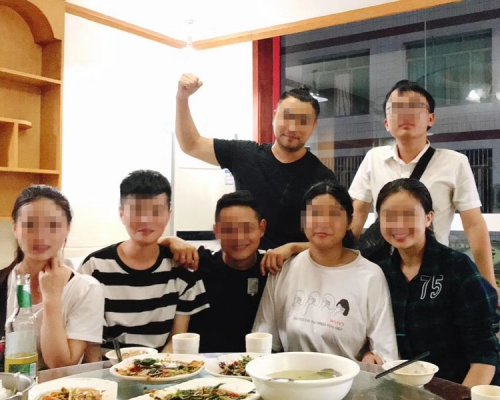 獲救後的何昭君(前排右二)與家人團聚。(網圖)