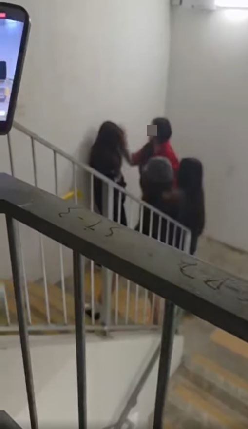 紅衣女童黨掌摑受害少女。網片截圖