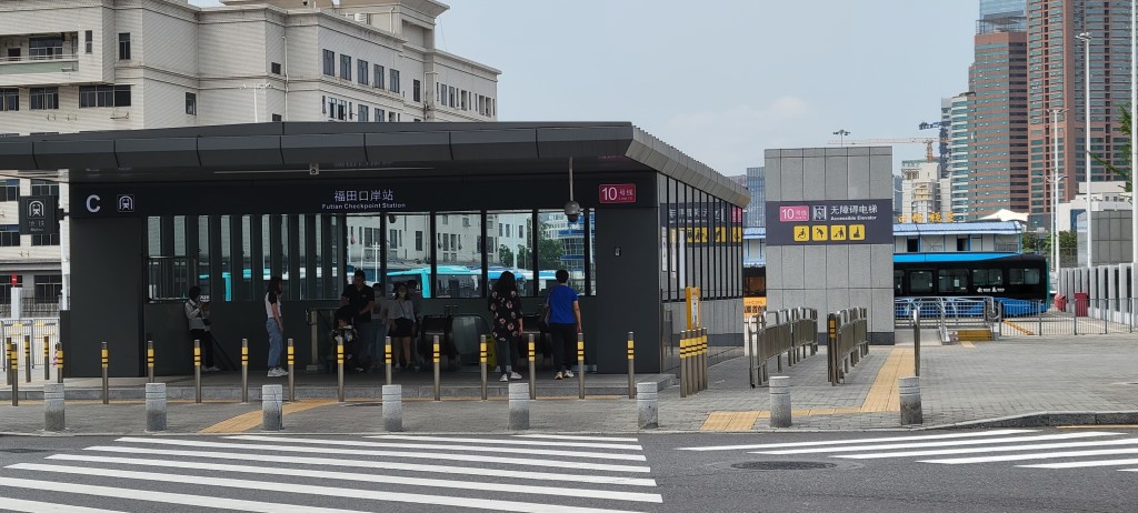 福田口岸聯檢大樓旁（左手邊），過一小段馬路即達深圳地鐵10號線。網圖