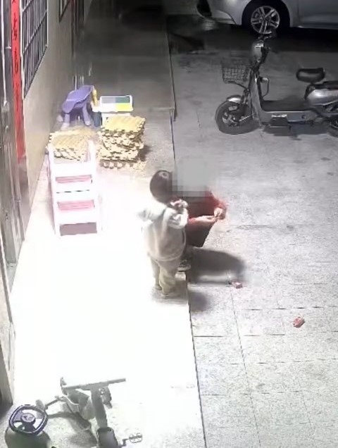 閉路電影拍下小孩將砂炮放入的情景。抖音@看齊新聞 閉路電影拍下小孩將砂炮放入的情景。抖音@看齊新聞