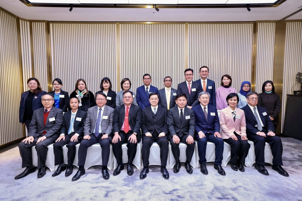 行政長官李家超與東盟成員國駐港總領事及代表共進午餐。