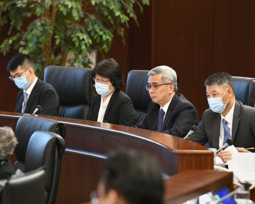 黃少澤(中)。澳門新聞局資料圖片