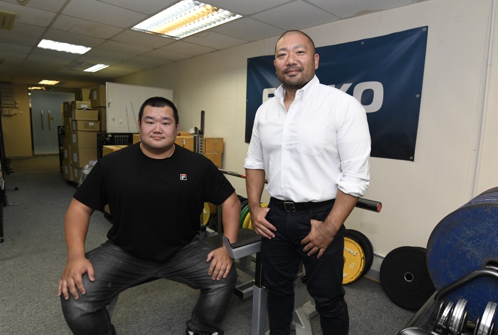 橘井政人（右）及方齊智（左）疑被香港舉重健力總會扣起體院資助。何君健攝