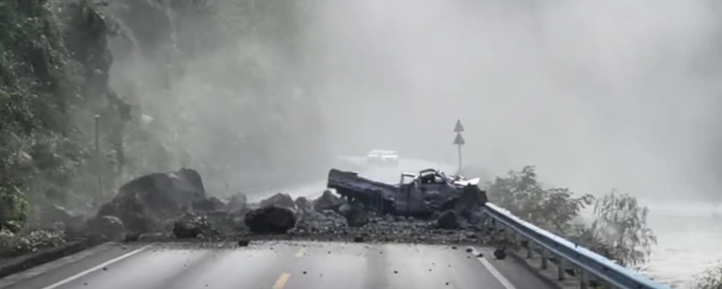 貴州山區驚傳巨石砸車。 貴州山區驚傳巨石砸車。