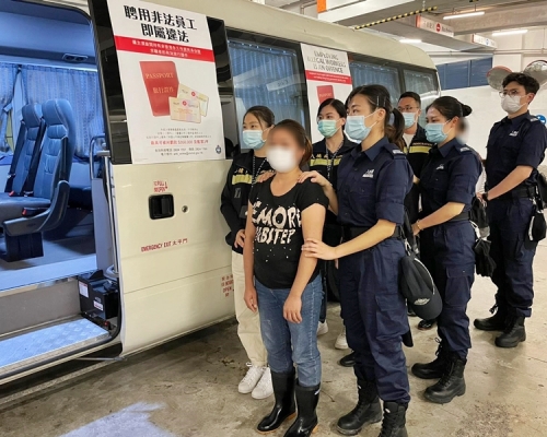 入境處人員於行動中拘捕5名懷疑非法勞工及一名僱主。政府新聞處圖片