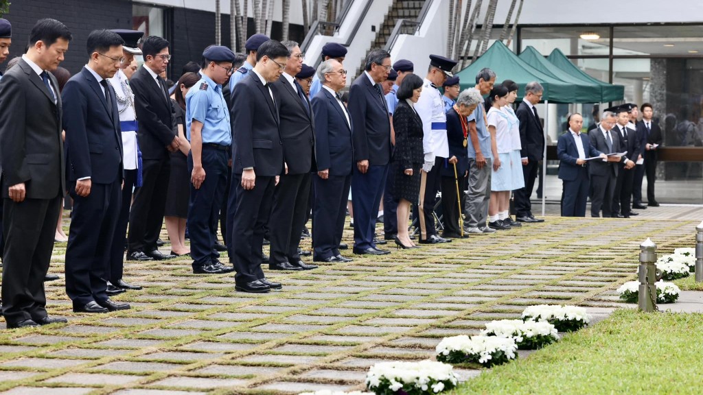 政府在香港大會堂紀念花園舉行官方紀念儀式,悼念二次大戰中為保衛香港而捐軀人士。李家超FB圖片
