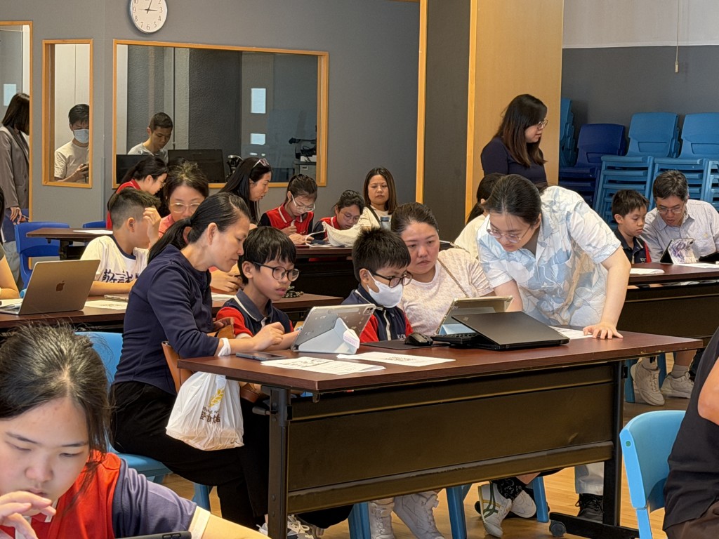 「賽馬會人工智能教育」計劃舉行親子工作坊，教授家長了解AI在教學實際應用，引導子女以審慎及合乎道德方式運用科技。馬會提供