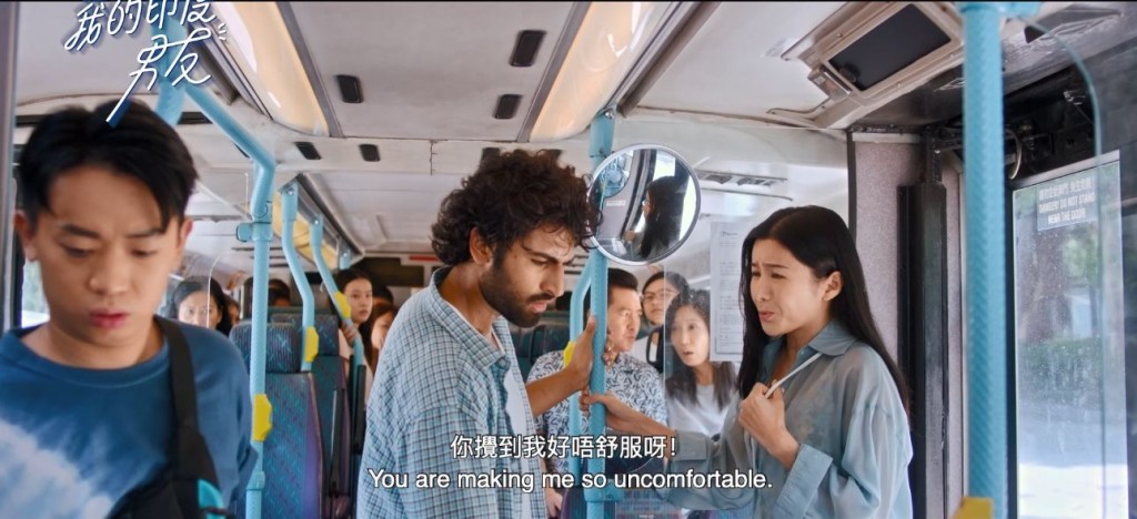 男主角喺巴士上示愛。