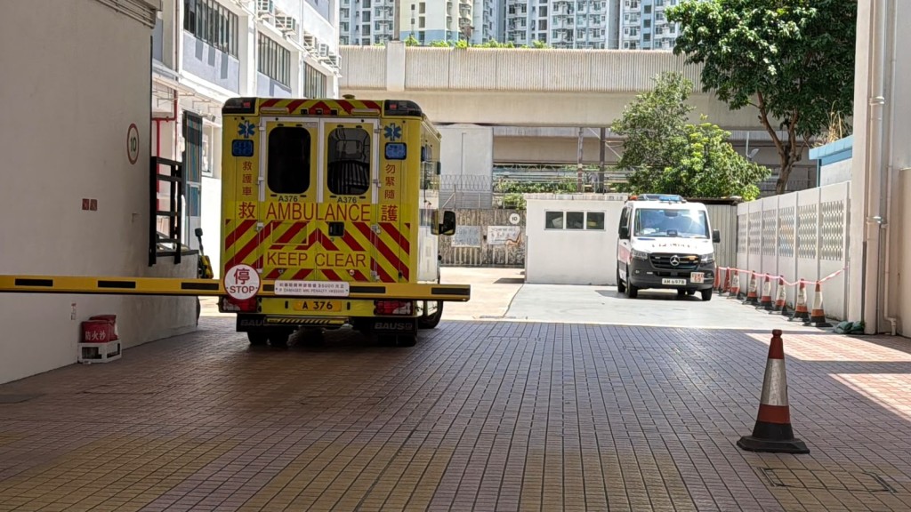 女事主由救護車送院。