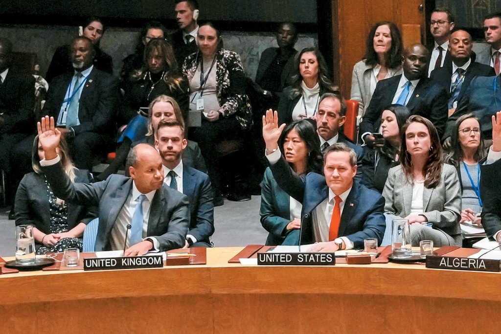 美國駐聯合國大使華爾茲（前排右）與英國代表，舉手投票支持特朗普的加沙和平計劃。