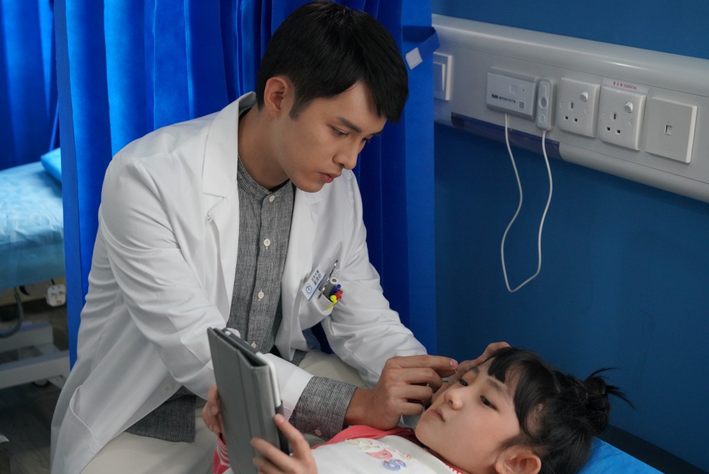 何广沛今次挑战演中医师，剧中有不少推拿同针灸场口，何广沛还説给跷口对白考起。