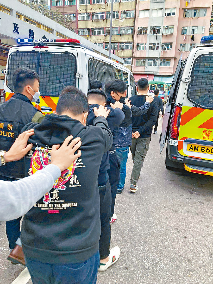 被捕人士押上警車帶署調查。