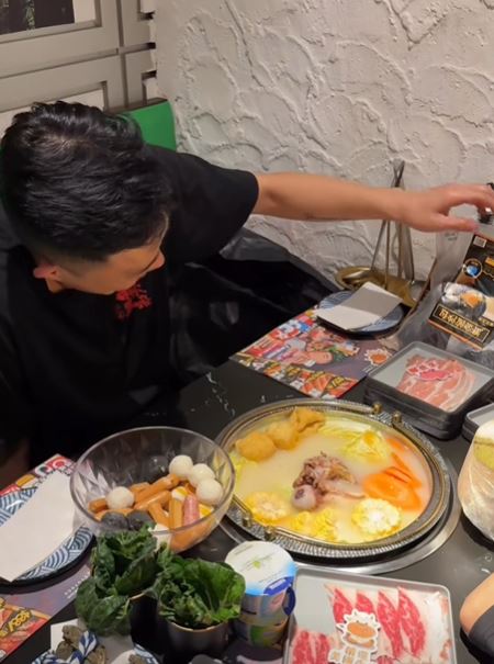 「抽水」片段模仿「千海水產」貪心食客被職員要求交還食材一幕。網上影片截圖