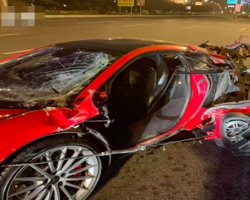 麥拿侖揸先失控炒欄再被貨車腰成廢鐵。網上圖片