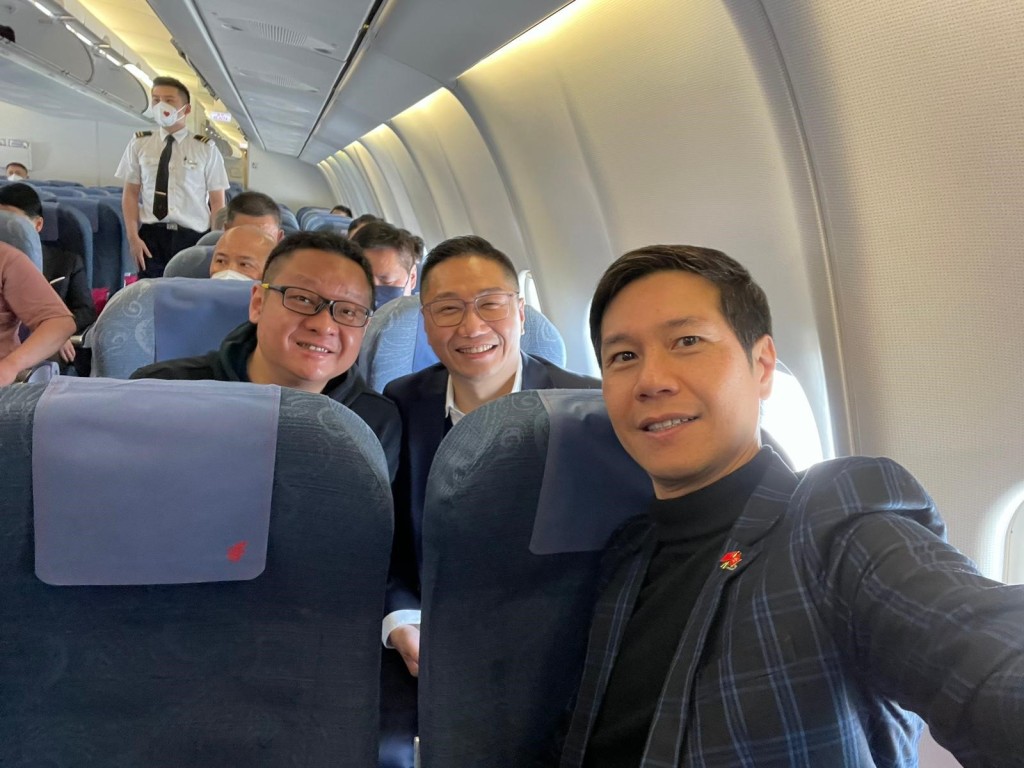 （左起）全国政协委员范骏华、邵家辉及吴杰庄在机上合照。吴杰庄提供
