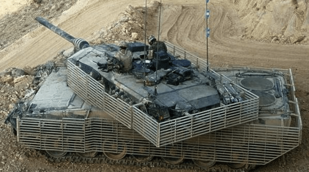 加拿大政府出動豹2A6M坦克對付恐怖份子時，會在外部增加金屬圍欄，以提高戰鬥力。（網上圖片）
