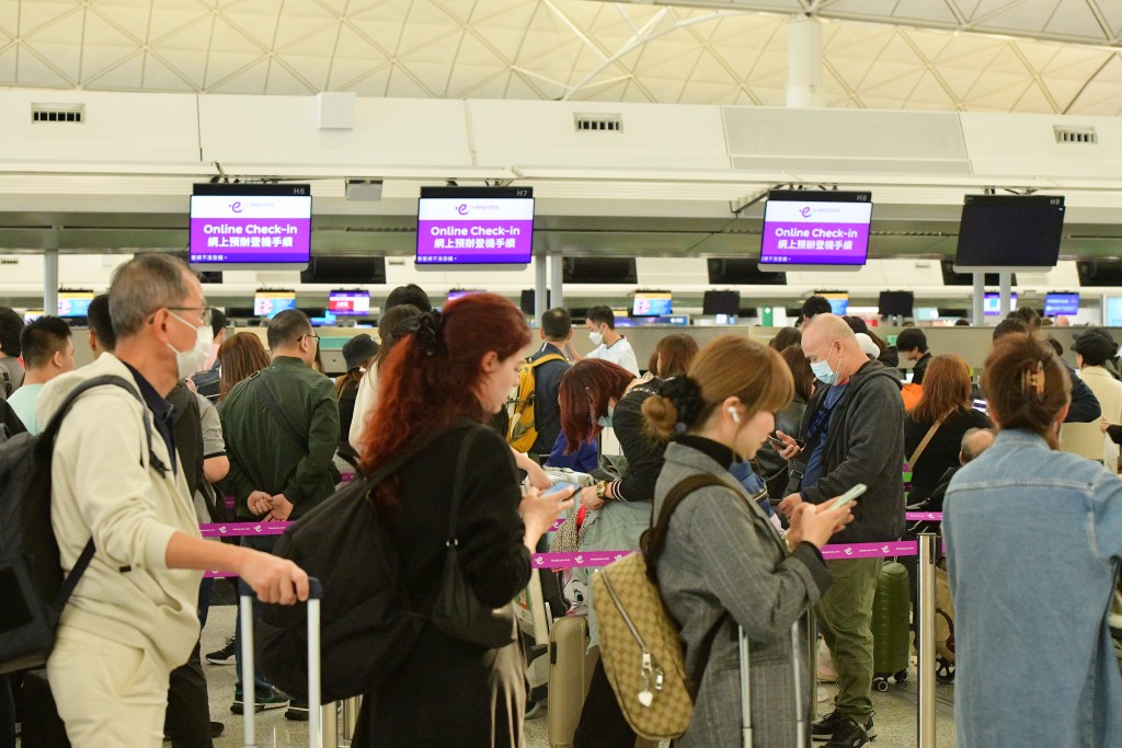 机场离境大堂有大批乘客等候登机。欧乐年摄