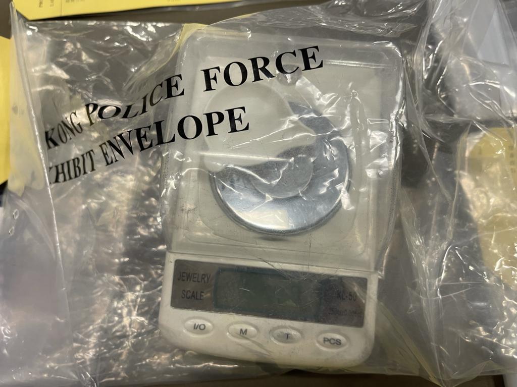 員亦檢獲膠袋以及電子磅等毒品包裝工具。警方圖片