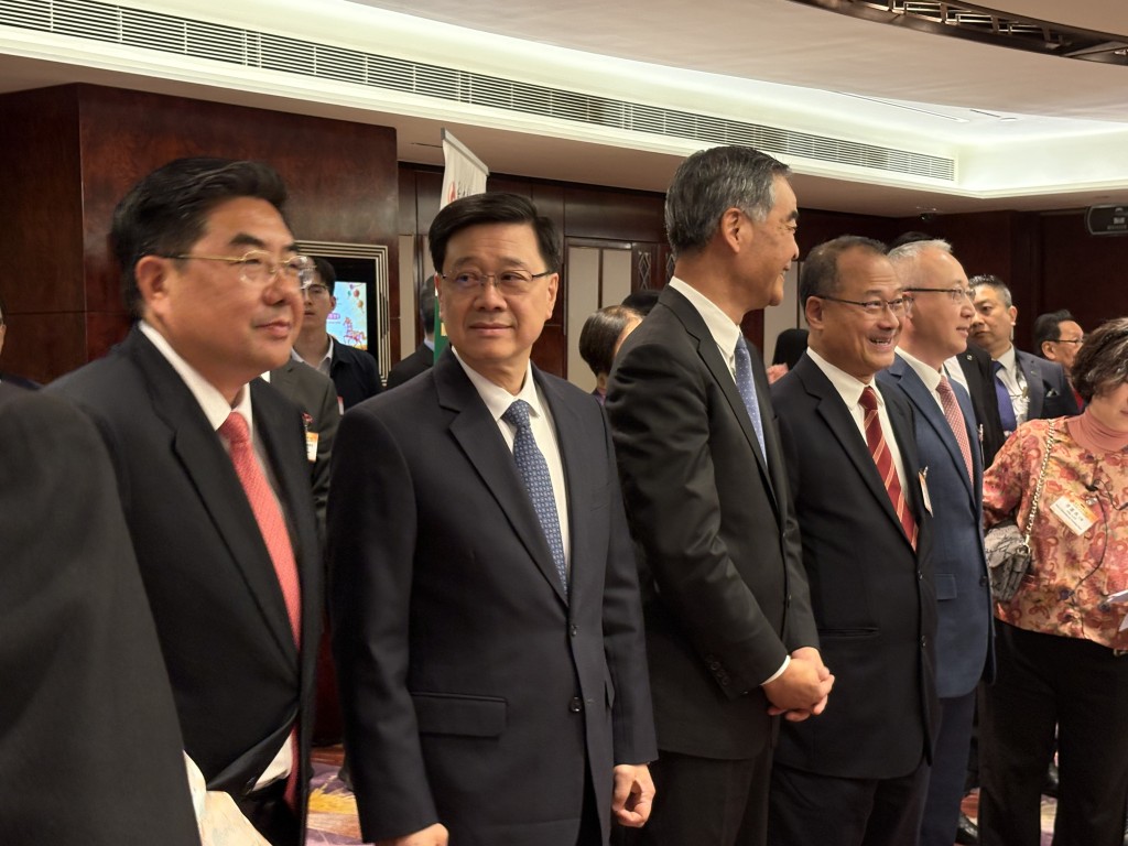 全國政協副主席梁振英(左三)、行政長官李家超(左二)、中聯辦副主任張勇(左一)等人出席。 全國政協副主席梁振英(左三)、行政長官李家超(左二)、中聯辦副主任張勇(左一)等人出席。