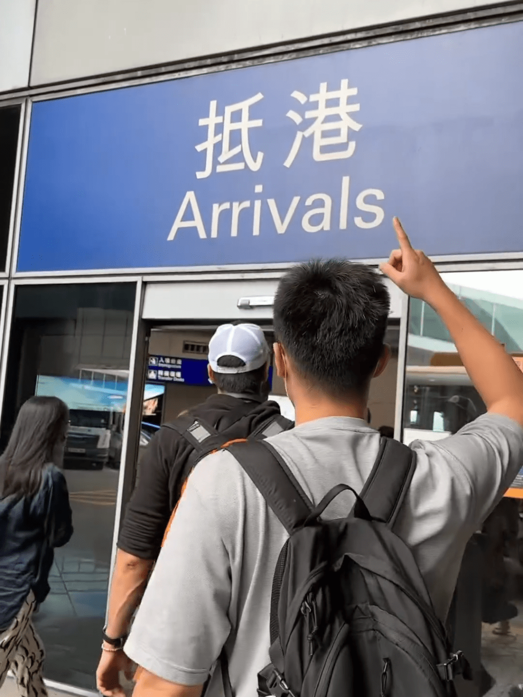 受影響乘客在香港機場等候後續航班。Threads@itstingyulovers 受影響乘客在香港機場等候後續航班。Threads@itstingyulovers