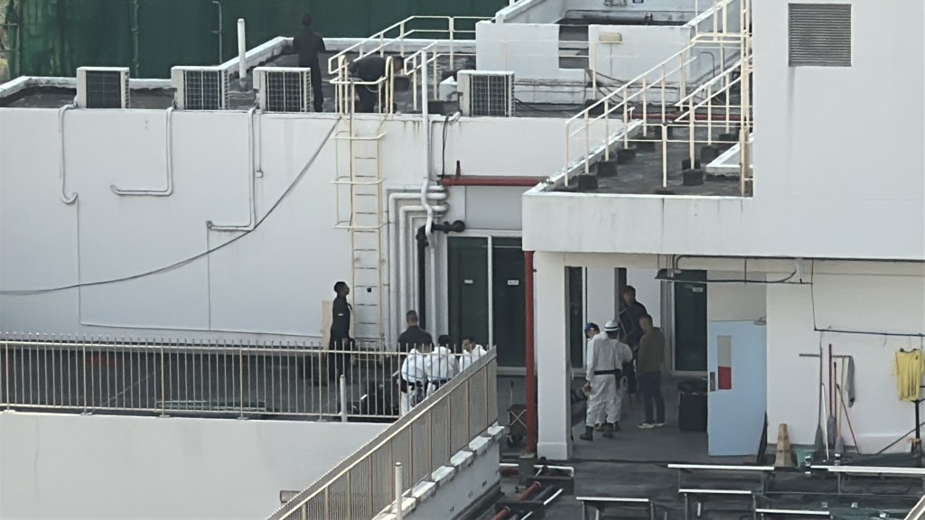 宏福苑火災發生後，多名警員在大埔浸信會公立學校天台工作。資料圖片