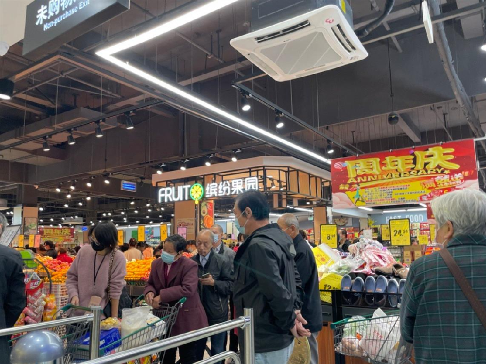 江蘇常州有大批民眾搶購食物及日用品等。 (網上圖片)
