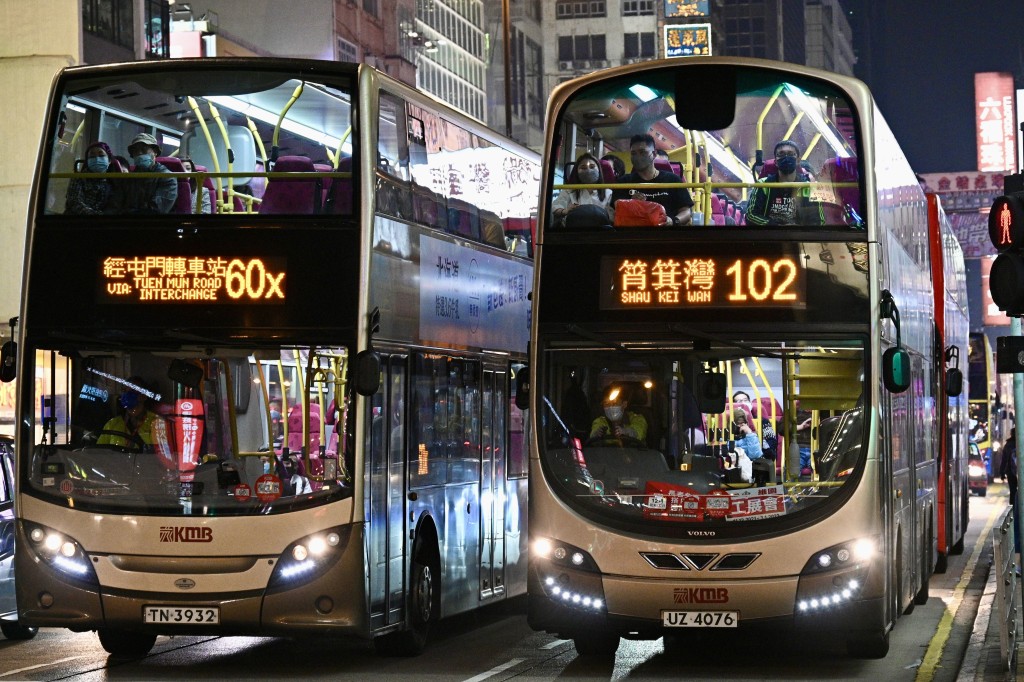 明年1月25日起新登記的巴士等車輛,均須配備安全帶。 明年1月25日起新登記的巴士等車輛,均須配備安全帶。