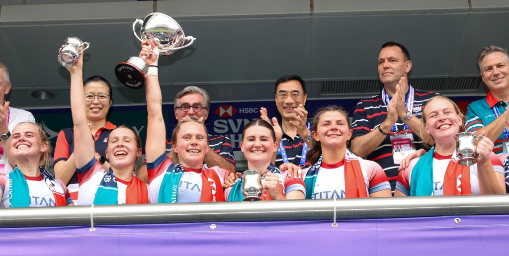 利子厚（後排右三）頒發女子銀碗級別的獎座給得奬隊伍—英國。馬會供圖