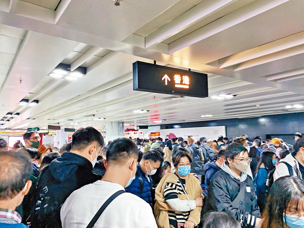 新年長假結束，大批港人經福田口岸返港，人頭湧湧。