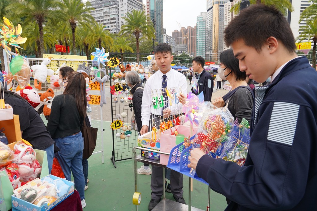 有學生投得攤檔攞賣年貨。