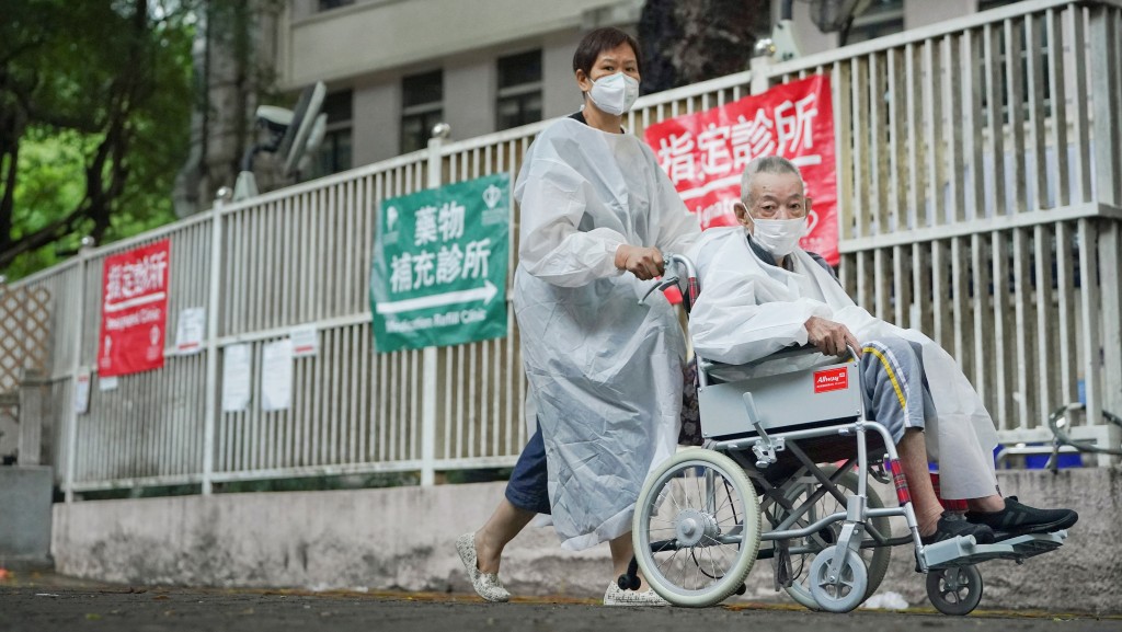 醫管局轄下指定醫療處所,包括專科門診診所,今日起正式實施「疫苗通行證」安排。資料圖片