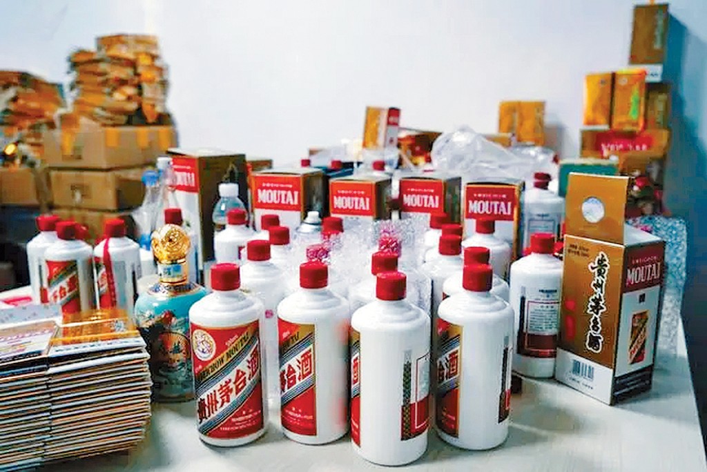 警方起获的茅台旧瓶。