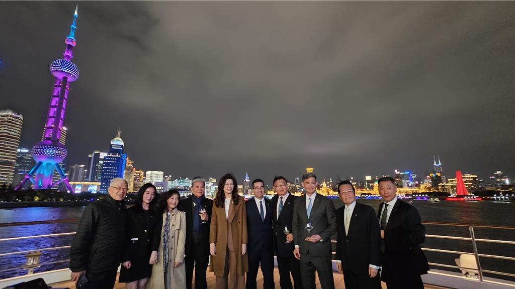 国民党主席郑丽文一行，由中共中央办主任宋涛等人陪同，搭乘游船夜游黄浦江。 中时