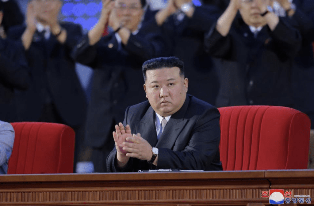 北韓領導人金正恩出席閱兵儀式。路透社