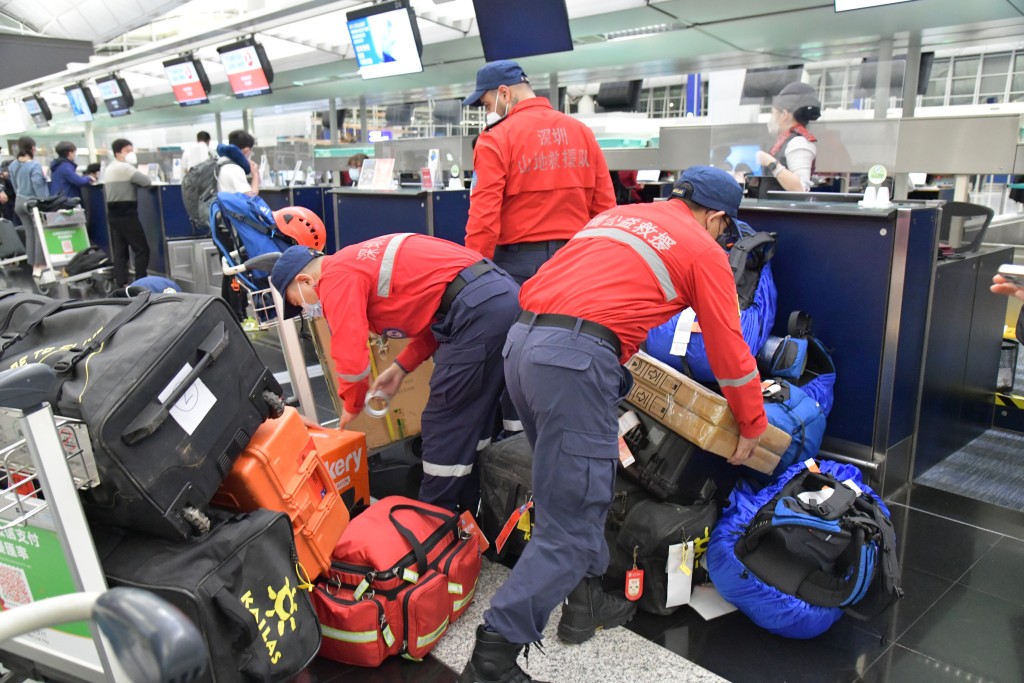 內地民間志願組織深圳公益救援隊首批六人經香港機場前往土耳其災區救援。(徐裕民攝)