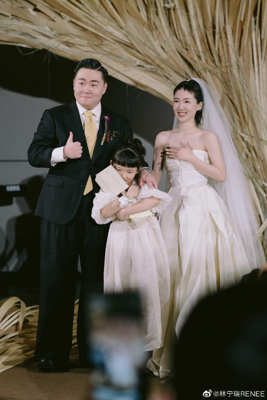 郝劭文太太今在微博公开更多婚礼花絮照。