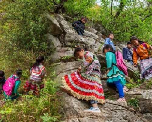 村内孩童上学要走过唯有挂在崖壁上的「天路」，步行到两公里外的瓦房村华山小学。