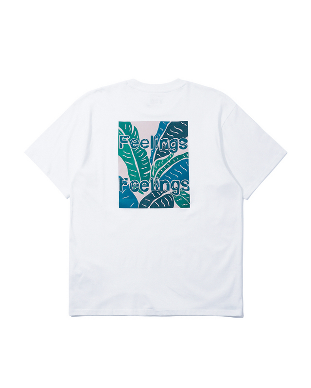 ●背幅印有Feelings Feelings画作的T恤。